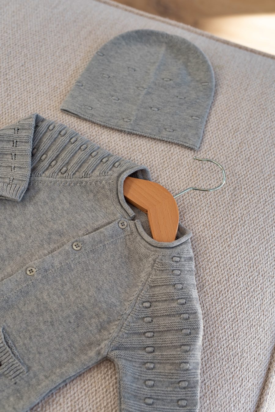 Ensemble combinaison chaussettes et bonnet bébé Joann