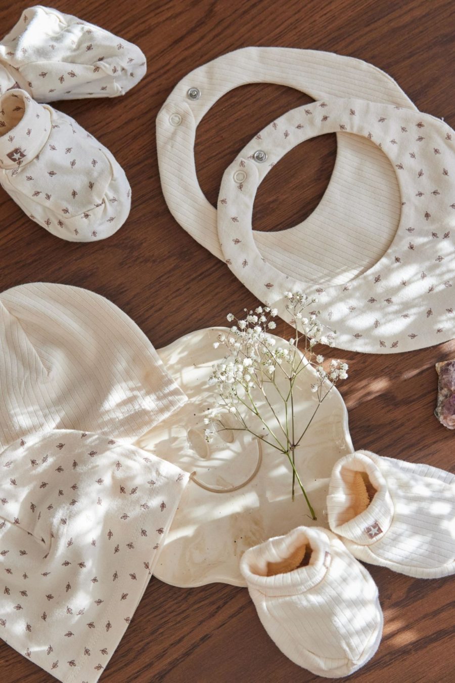 Coffret bavoirs bonnets et chaussons bébé Nell en coton bio