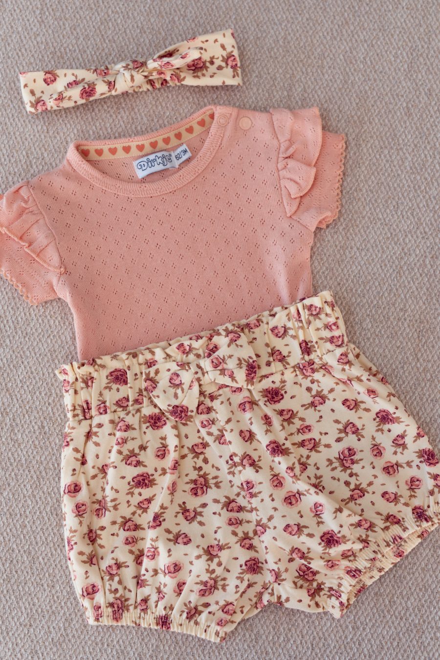 Ensemble Bébé Sarah 3 Pièces T-shirt, Bloomer et Bandeau