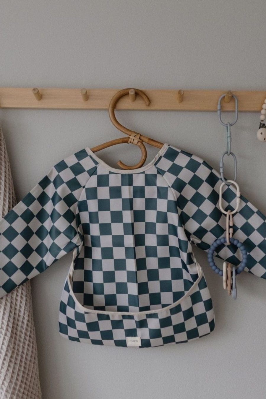 Bavoir à manches longues imperméable motif damier